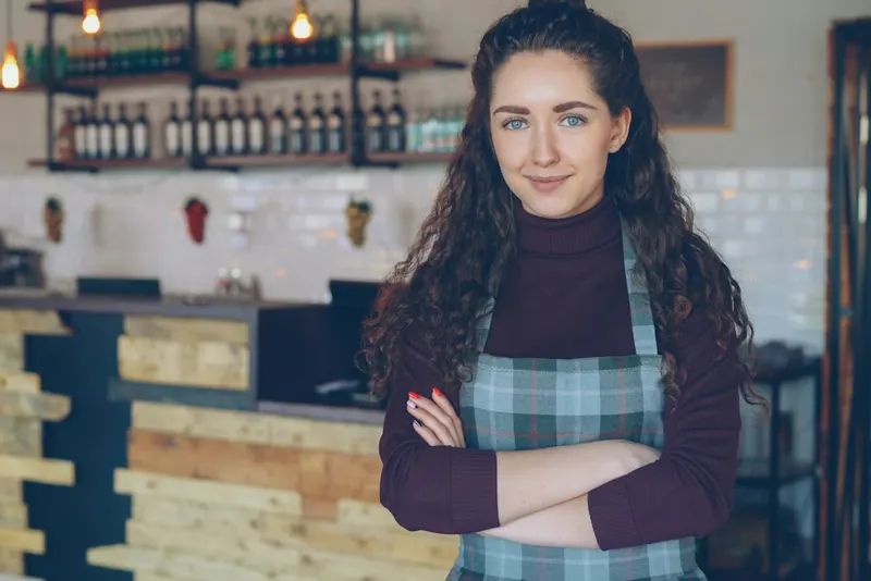 Commerçante souriante dans son café