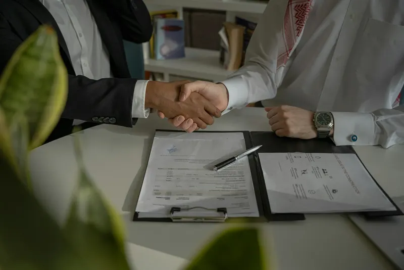 Poignée de main après la signature d'un contrat